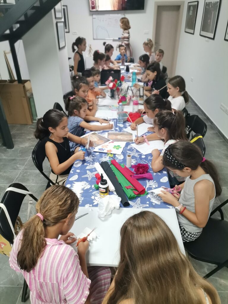 Дечјим рукотворинама украшена икона Пресвете Богородице Тројеручице
