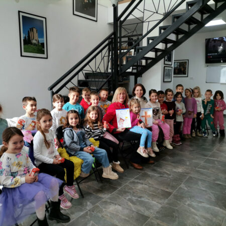 Деца из дечјег вртића „Сунце” у галерији Удружења „Теофил 1198”