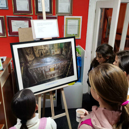 Изложба монаха Милутина Хиландарца у школи страних језика „Blackbird” у Чачку