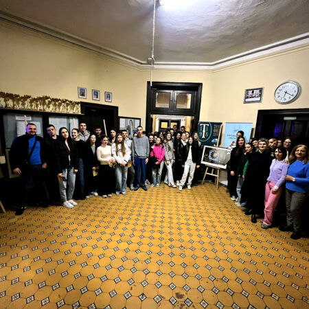 Изложба „Откријте светињу кроз објектив хиландарског монаха” у Економској школи у Чачку