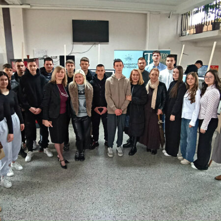 Фотографије оца Милутина Хиландарца свечано дочекане у Машинско-саобраћајној школи у Чачку