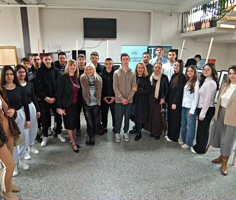 Фотографије оца Милутина Хиландарца свечано дочекане у Машинско-саобраћајној школи у Чачку