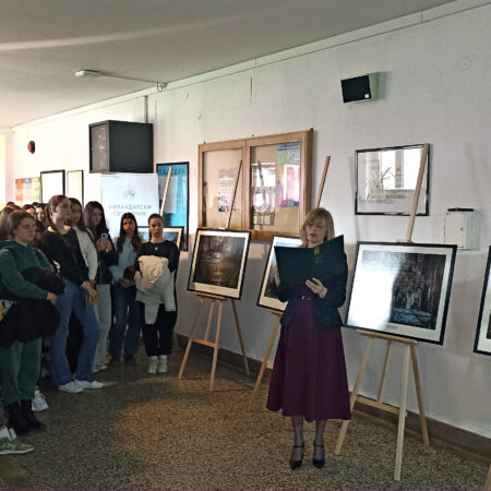 Поставка фотографија оца Милутина Хиландарца у Медицинској школи у Чачку